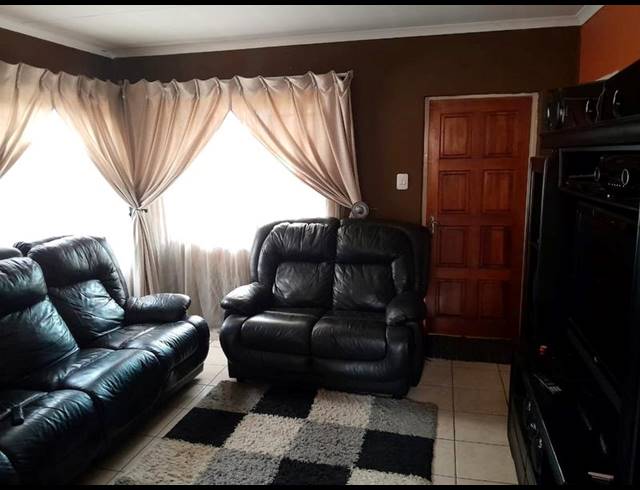 3 BEDROOM TOWNHOUSE FOR SALE IN PROTEA GLEN